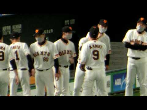 2021-10-23 亀井選手（巨人）引退試合ライトからベンチへ
