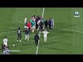 احتجاجات لاعبي المنتخب الوطني والطاقم الفني على الحكم المثير للجدل بعد نهاية المباراة 