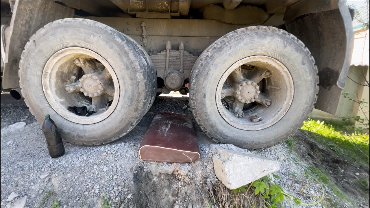 ЛОПНУЛА РЕССОРА И РАЗОРВАЛО КРЫШКУ РЕАКТИВНОЙ ТЯГИ КАМАЗ 55111 - YouTube