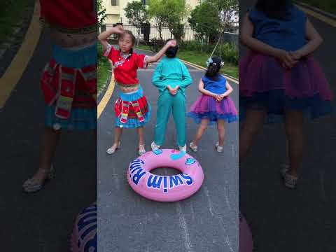 أختي لا تعمل عملة لا يمكن أن تذهب إلى دائرة السباحة للعب