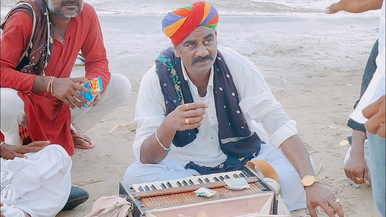 ईशाक खां रेडाणा द्वारा सदियों पुराने गीतों की राग एवम आवाज को सुनाते हुए बहुत ही अच्छे लहज़े में