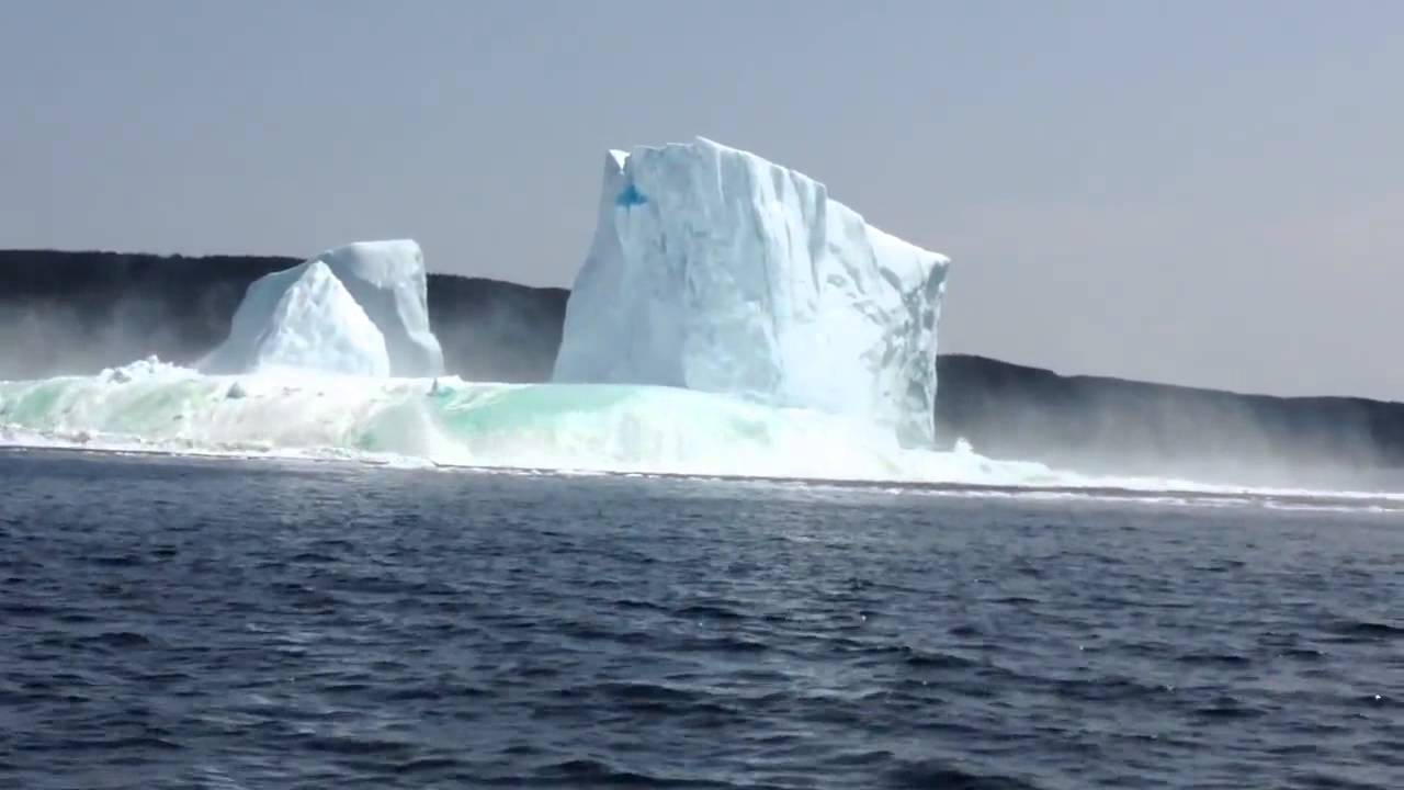 Iceberg colapsa y crea una ola de hielo - YouTube