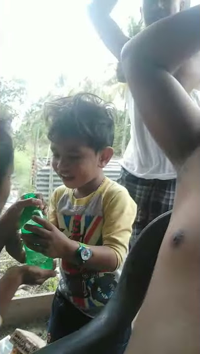 anak lucu cium ketek