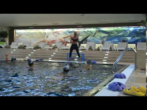 Полиция формасын киген кеуделі брюнетканы жас жігіт ашулы түрде ұрып жіберді Саша Греймен секс BDSM бейне