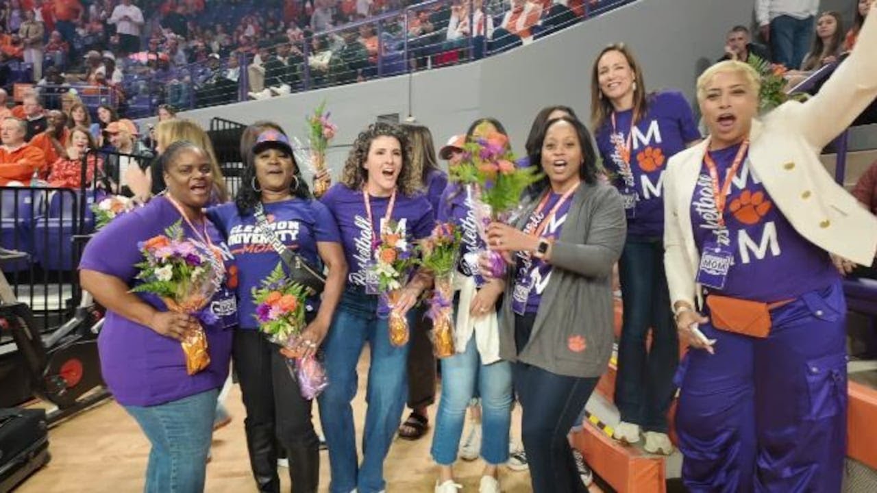 Clemson men's basketball honors proud parents at 'Moms Game'