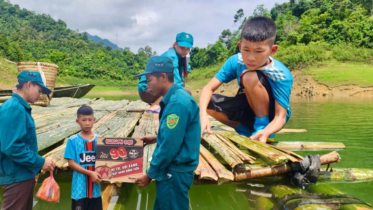 TIMELAPSE: Police Officer Helps Orphan Boy Build Bamboo Cabin,Catching stream Fish, Cooking outdoors