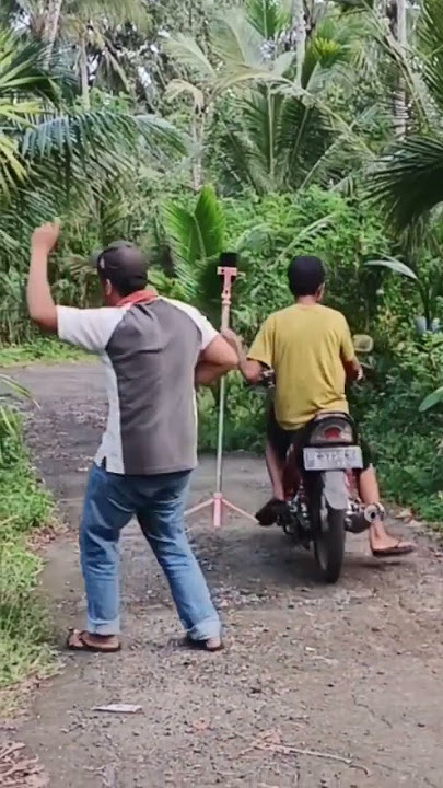 lagi asik goyang ,,,,,eh malah hpnya d'ambil orang.#komedilucu #lucuabis #comedy #ngakak #ngakak