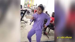 Loool Shenseea doing her warm up!!!