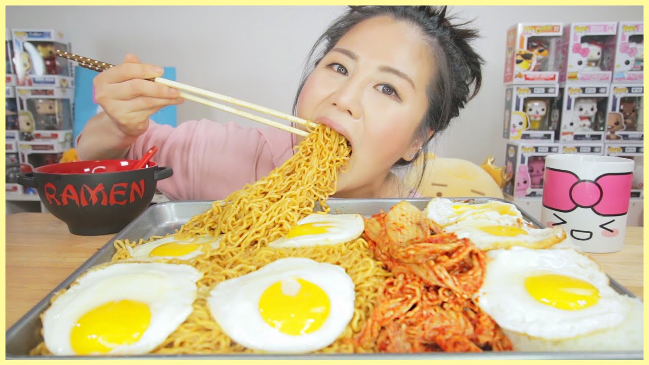 острые и острые яйца Индоми Ми Горенг и кимчи