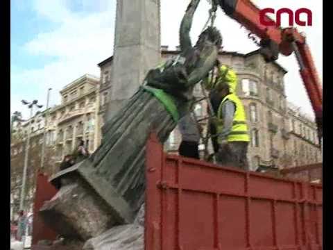 The last major Franco monument is removed from Bar...