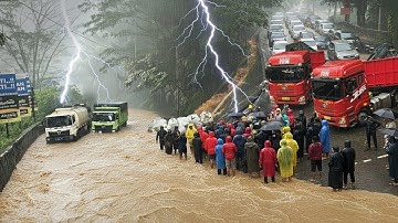 BERITA BURUK HARI INI !!! SITINJAU LAUIK DILANDA CUACA EKSTRIM, Sopir Truk Sampai Tersiksa Total