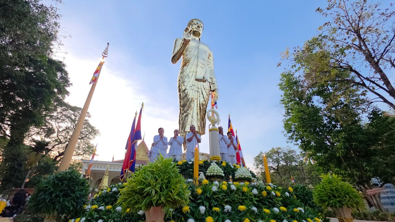 អភិសេកព្រះពុទ្ធសាងអំពីស្ពាន់ កម្ពស់៩ ម៉ែត្រ គង់នៅវត្តដំណាក់ក្រុងសៀមរាប