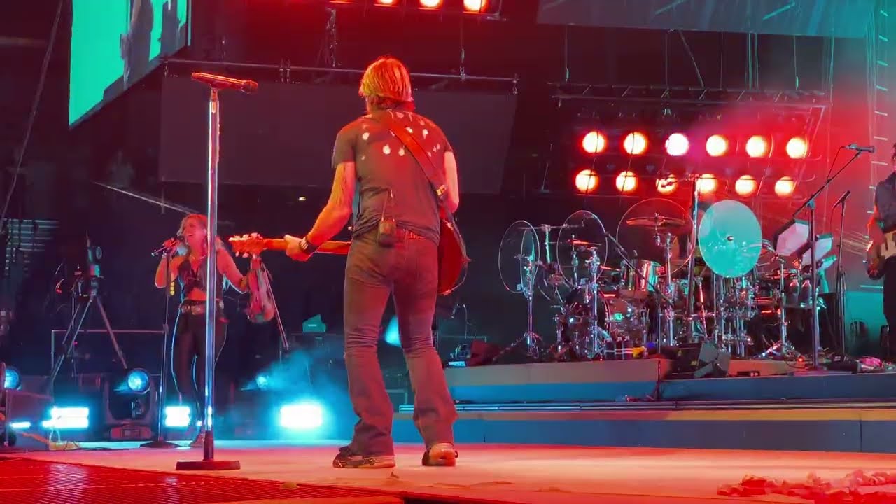 Keith Urban - You Get What You Give, You Look Good In My Shirt - 10/17/2025