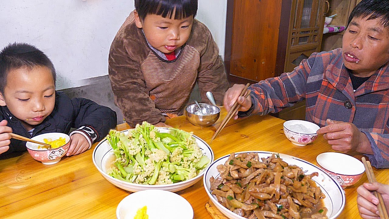 寶寶不舒服，媳婦背著她炒菜，結果吃飯時，吃得比誰都積極 | Stir-fried pork with dried turnip is popular with families