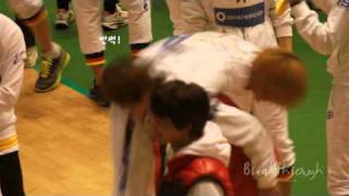 110123 Onew And Taemin Carrying Each Other Fancam Isac