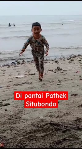 DI PANTAI PATHEK SITUBONDO