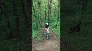 #эндуро#девочка на мото#красные косы#высокий подъём#лес#мотоцикл#катаем