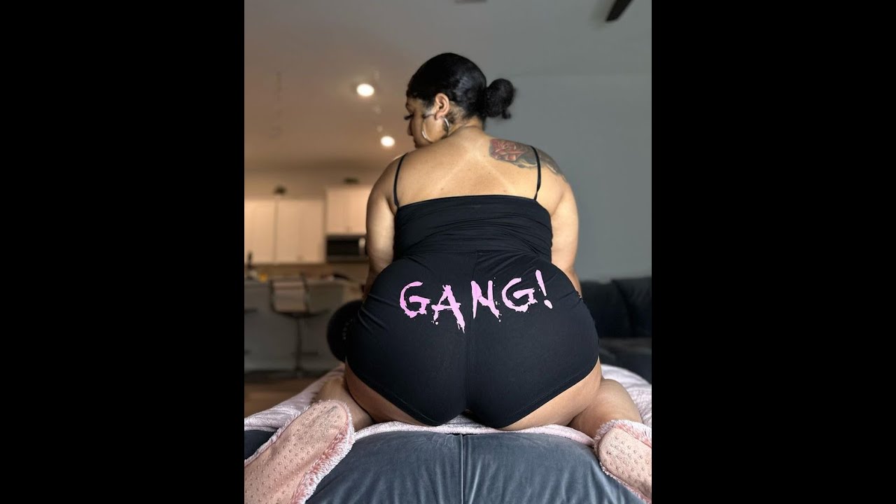 MIZZ MELONS SHOWS OFF HER MELONS YouTube