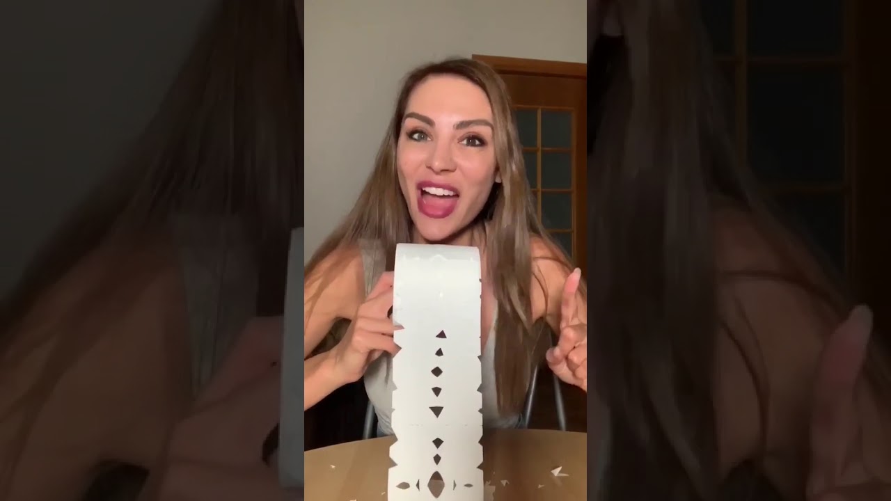 Бьюти блогер Снежана спешит на помощь!😂 Какой вариант больше всего понравился? 🎁⠀ И расскажите
