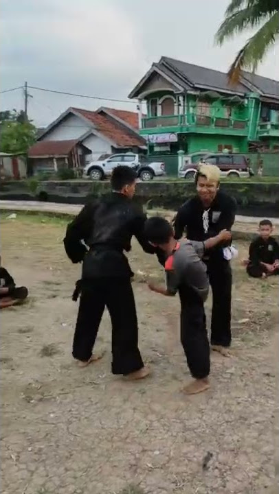 Dikeroyok Bocil , sambung 2 vs 1