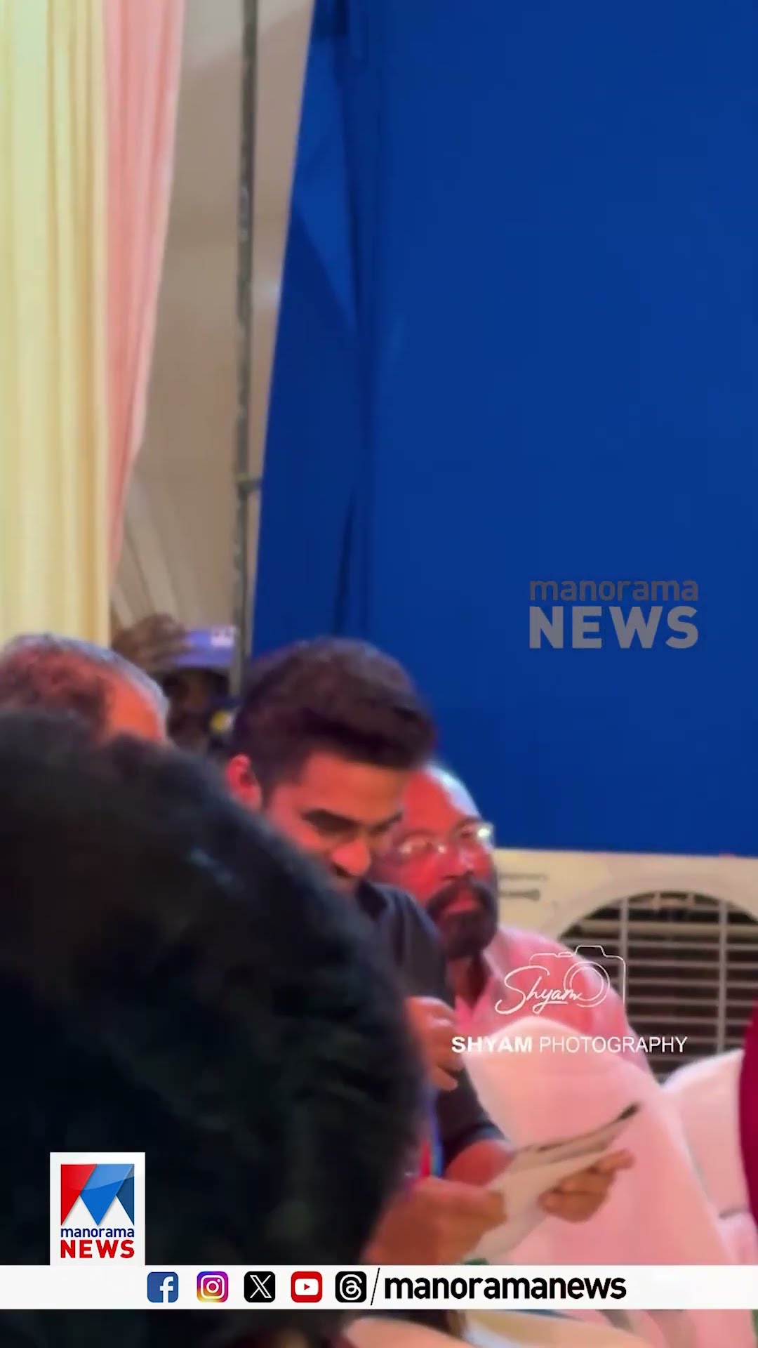 ‘ടാ ബേസിലെ..ഞാനും പെട്ടു’; നീട്ടിയ കൈ കാണാതെ ആസിഫ്, വൈറലായി മന്ത്രി ശിവന്‍കുട്ടിയും | V Sivankutty