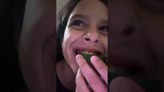 Fazendo Palhaçada As 300Agente Colocou Pepino Na Boca Da Raicca