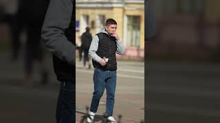 Ви теж це бачите? #подарунок #перехожі #funnyvideo #перегони #shortsvideo #funnyshorts #кіт #prank