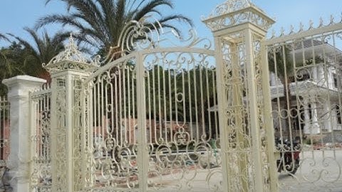 Cửa cổng hàng rào sắt rèn hoa văn cổ điển đẹp cho biệt thự sân vườn
