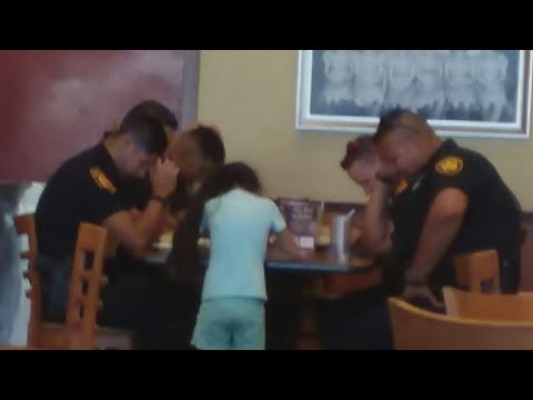 8-Year-Old Girl Prays With Police Officers at Restaurant in Heartwarming Photo