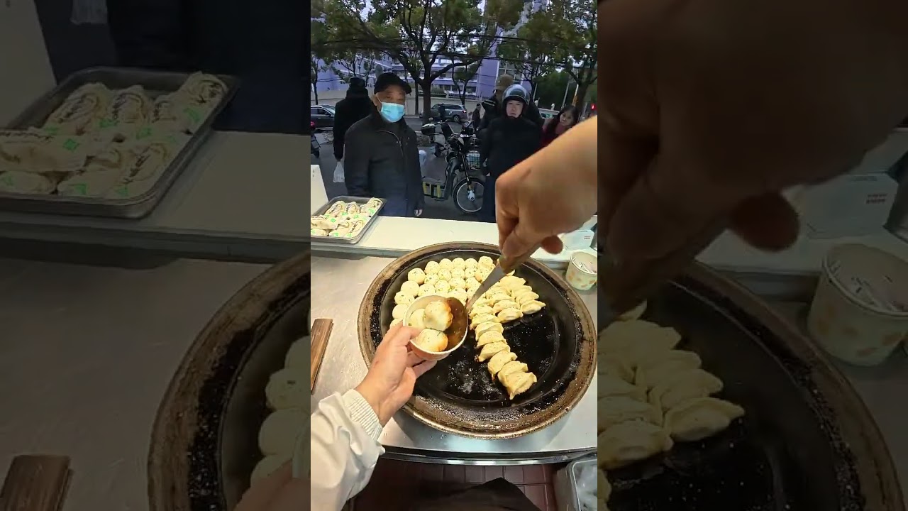 Selling fried dumplings as breakfast to make money