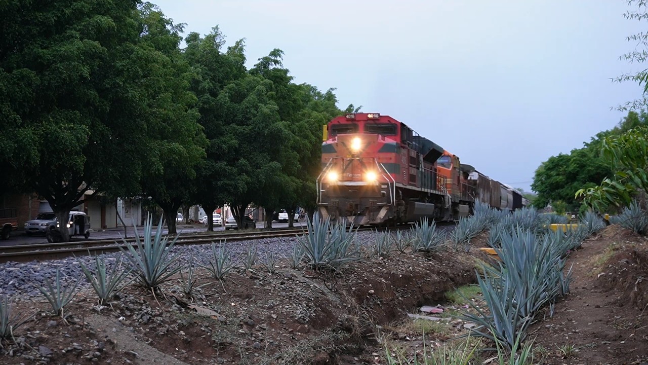 Desde El Arenal, Jalisco vimos 2 Trenes hacia Guadalajara, el Pasajero y el Directo
