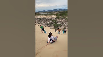 Đồi cát Quang Phú chơi trượt cát
