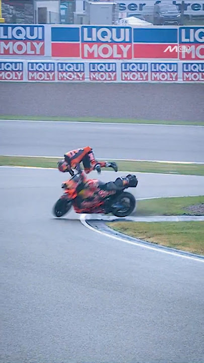 Maverick Viñales highsides in Q2 ❌ | 2025 German GP