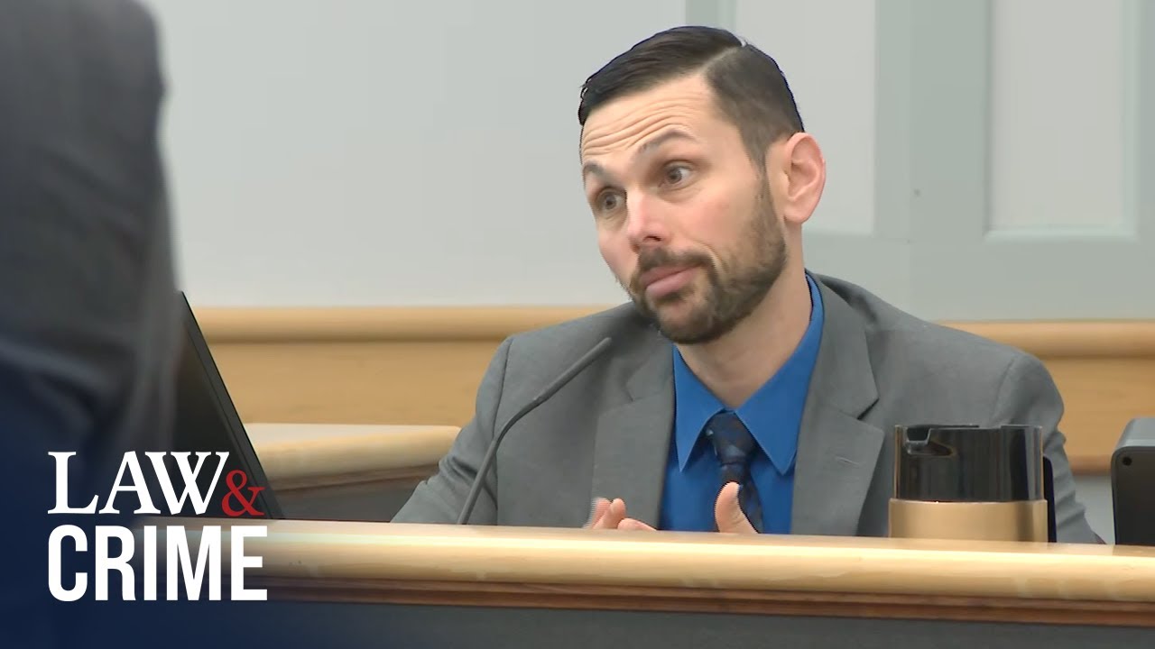 Судмедэксперт закатывает глаза и качает головой, когда адвокаты просят добавить боковую панель