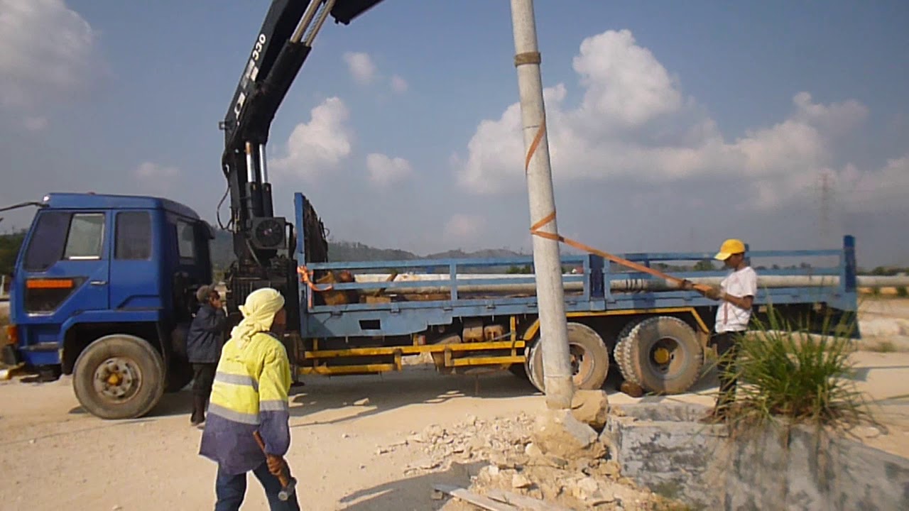 Cara Driver Lorry Crane Batam Mencabut Tiang Listrik Beton Milik PLN