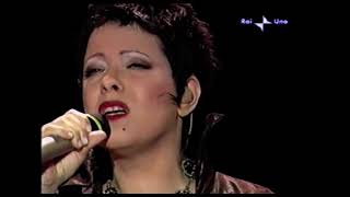 Antonella Ruggiero - Echi d&#39;infinito (Sanremo 2005 live)