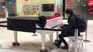 Piano Flashmob in closed shopping Wien Mitte – The Mall