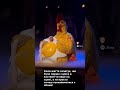 Курка в костюмі чи яйце на сцені? Спроба визначити! 😂#смішно #спілкування