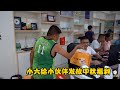 中秋佳節來臨，小六給員工發放工資同時，還有陶瓷柚子等節日福利