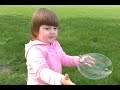 Мыльные пузыри Bubble Арина в поле играет с мыльными пузырями