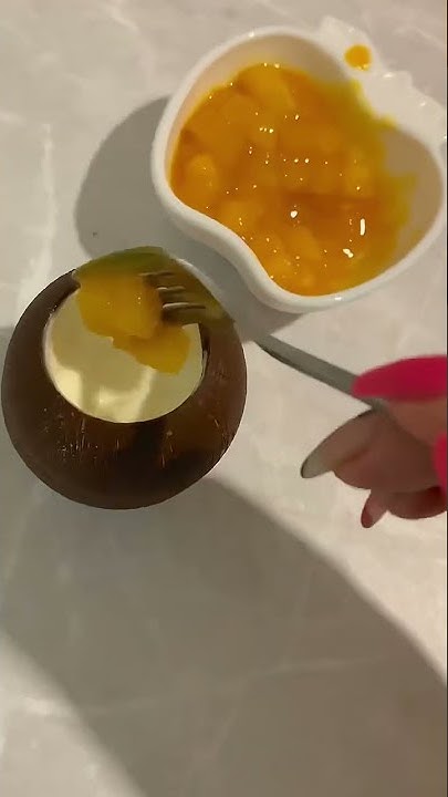 Десерт в виде кокоса😻 внутри: кокосовый мусс, начинка манго и ананас ...