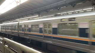 207系1000番台(未更新+更新)普通京都行き　大阪駅に到着