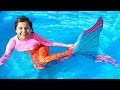 SARAH FINGE BRINCAR de SEREIA AQUÁTICA na piscina