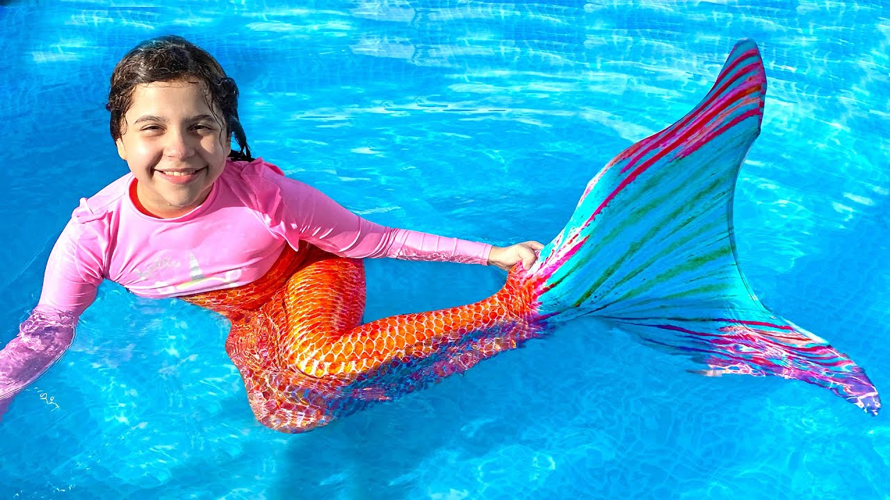 SARAH FINGE BRINCAR de SEREIA AQUÁTICA na piscina