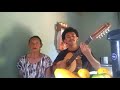 Mãe e filho interpretando uma música sertaneja de Léo Canhoto e Robertinho. Talento em família.