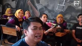 Ngemc sembari nyanyi bareng bestie Unique  Yournisa ( yang kedua kali - Inka Christie)