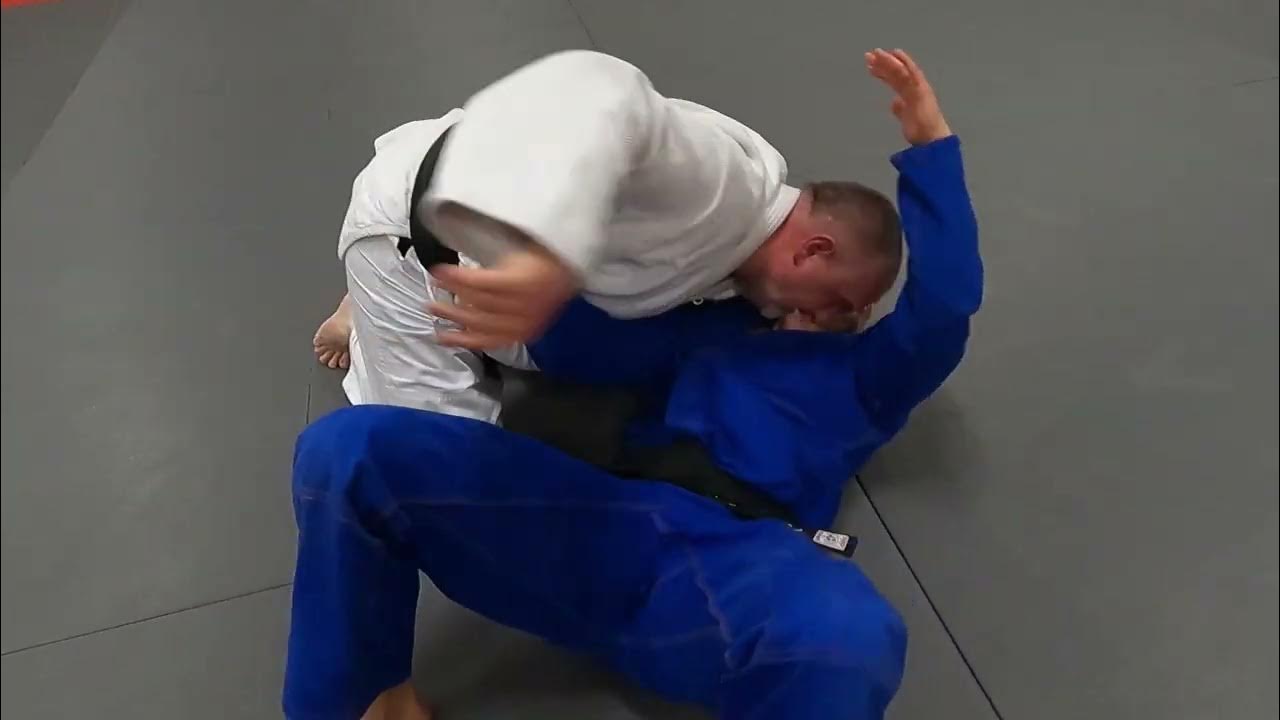 3iéme Renversement Uke entre les jambes de Tori Judo Club Sainghin