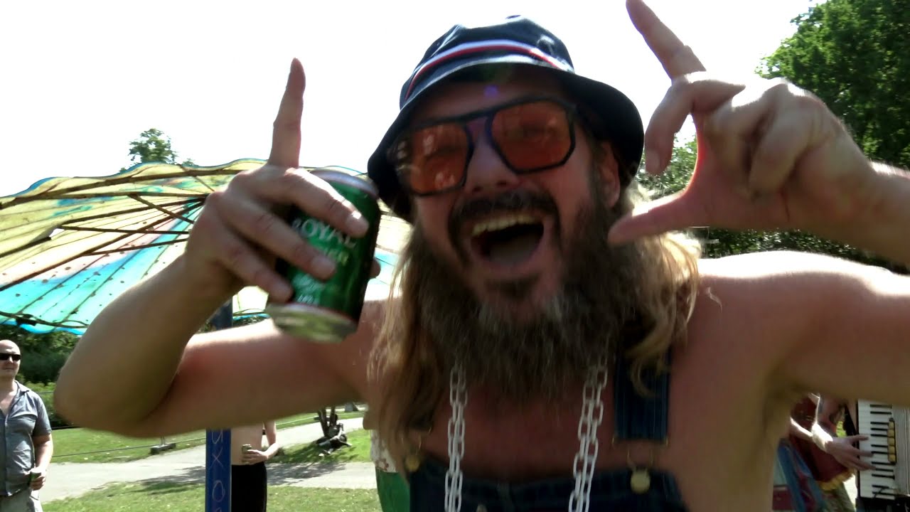 Jonny Hefty - Jonny Gi' Et Nummer (feat. Perlefar) auf YouTube ansehen Jonny Hefty - Jonny Gi' Et Nummer (feat. Perlefar) auf YouTube ansehen