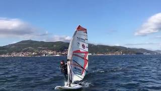 Willy Caamaño prueba en Vigo la primera tabla de windsurf con foil