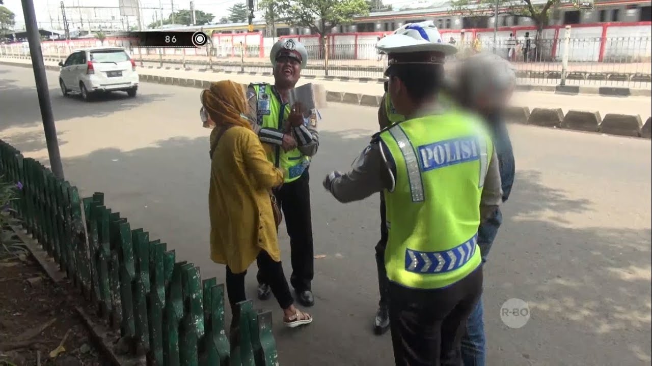 Saat Ditilang Ibu Ini Ngotot Berdamai 86